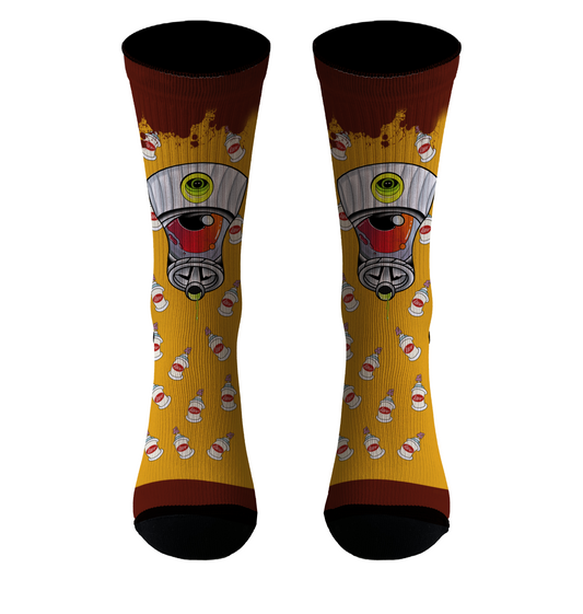 Parte delantera calcetines amarillos con diseño de botes de graffiti, ideales para un look urbano y desenfadado, diseño del tatuador Gusano.