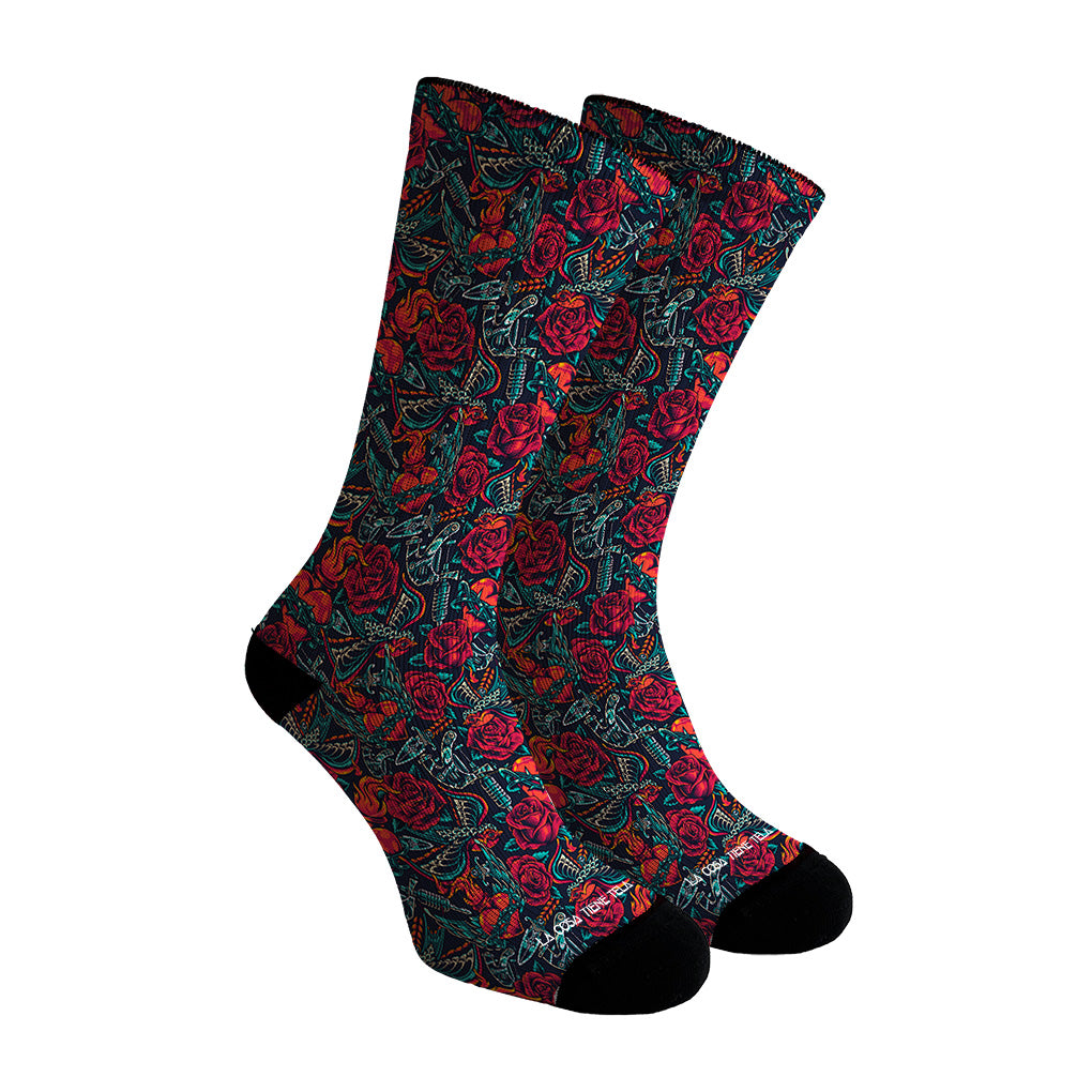 Calcetines negros con diseños de tatuajes de rosas rojas, ideales para un look rebelde y natural.