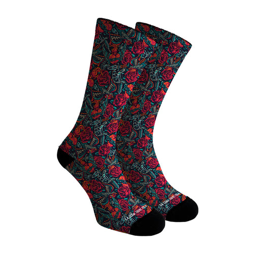 Calcetines negros con diseños de tatuajes de rosas rojas, ideales para un look rebelde y natural.