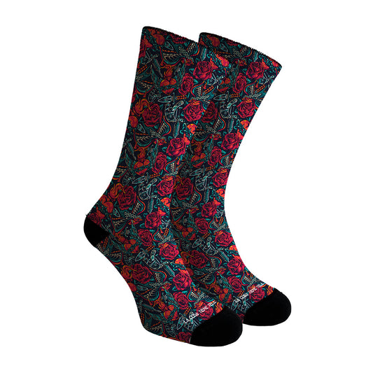 Calcetines negros con diseños de tatuajes de rosas rojas, ideales para un look rebelde y natural.
