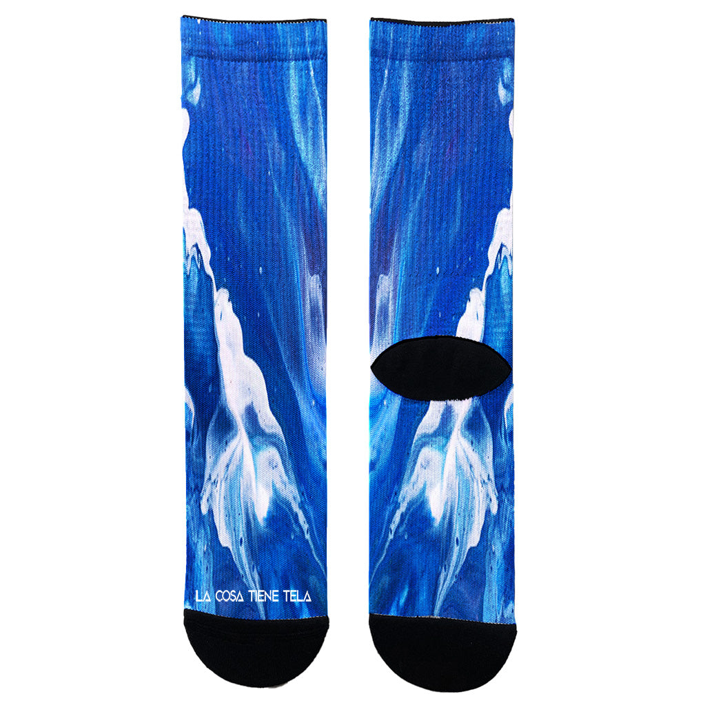 Parte delantera y trasera de los calcetines con fondo azul y patrones abstractos, ideales para un toque artístico en tu atuendo.