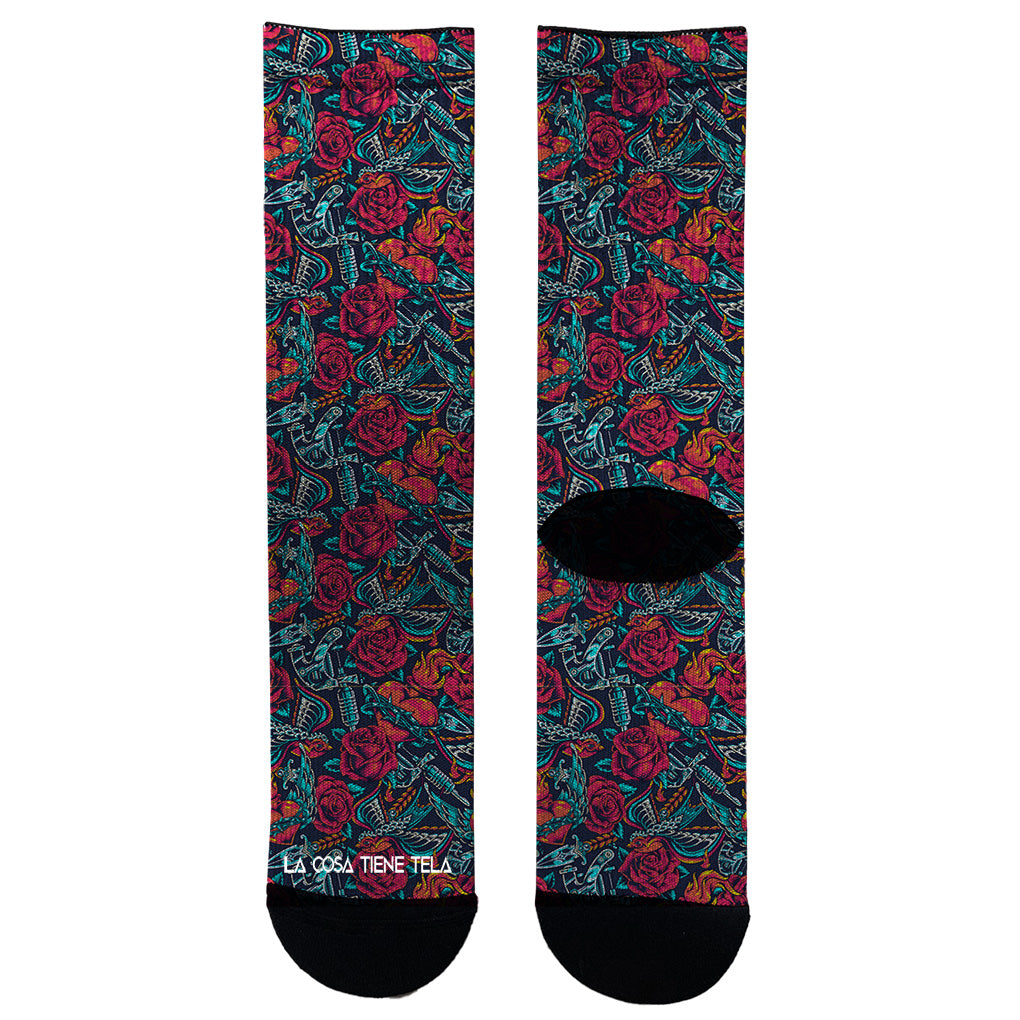 Parte delantera y trasera de los calcetines negros con diseños de tatuajes de rosas rojas, ideales para un look rebelde y natural.