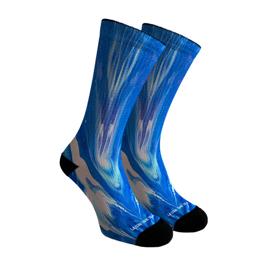 Calcetines con fondo azul y patrones abstractos, ideales para un toque artístico en tu atuendo.