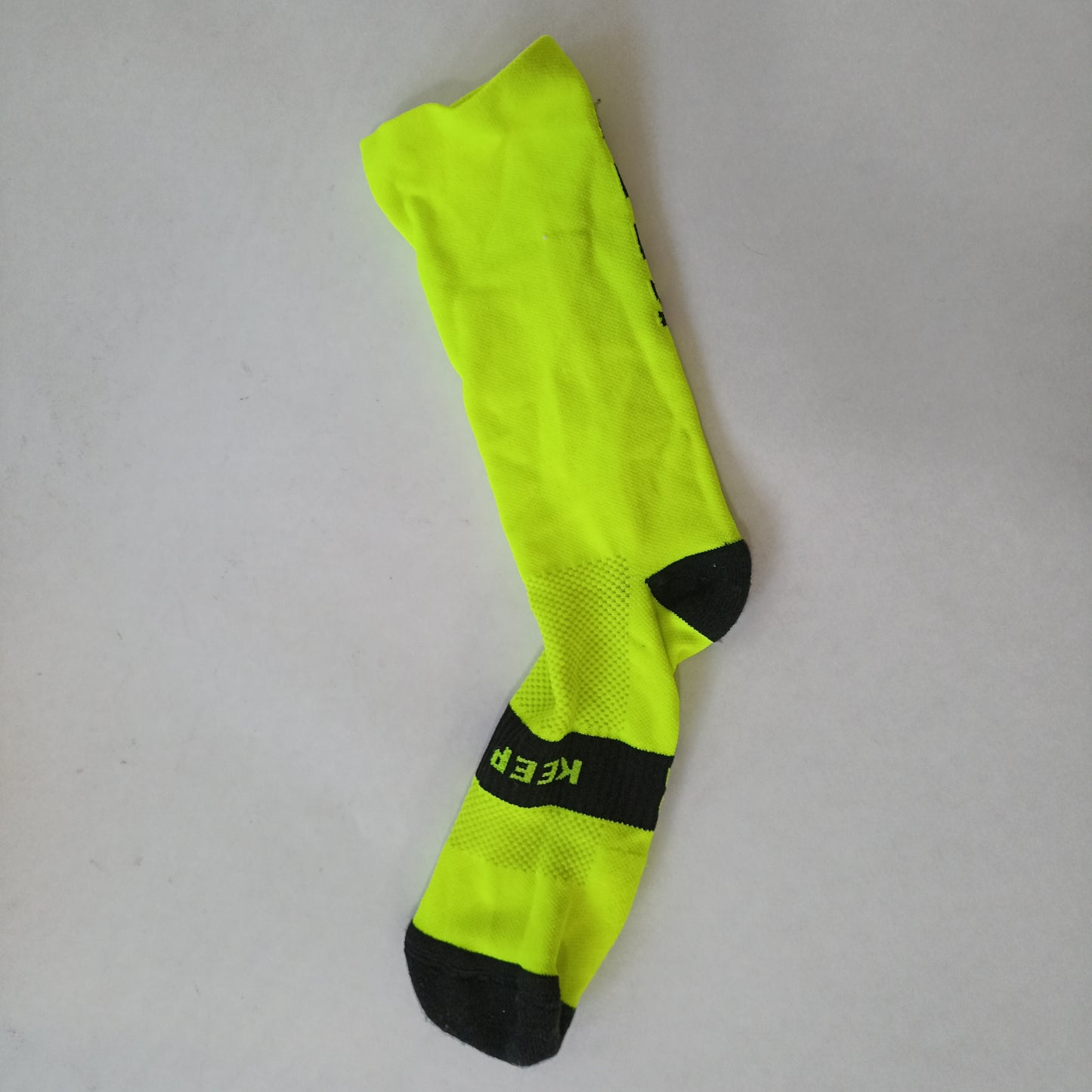 Calcetines técnicos de alto rendimiento amarillos, fabricados con materiales termorreguladores que ofrecen transpirabilidad, soporte y comodidad durante actividades físicas intensas.