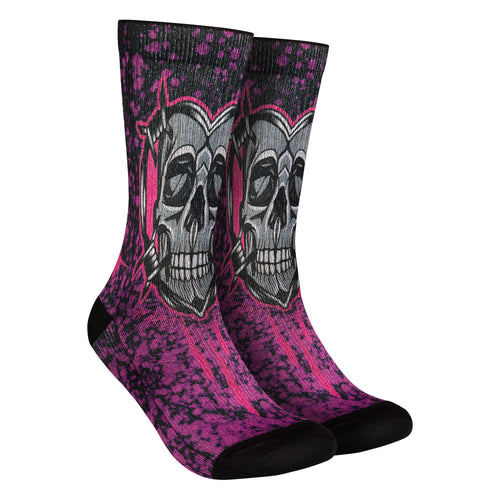 Calcetines rosas diseñados por Rayo Tattoo que representan el concepto de amor eterno, con ilustraciones de calaberas y simbólicas en una combinación de colores oscuros, perfectos para quienes buscan un estilo con significado profundo.