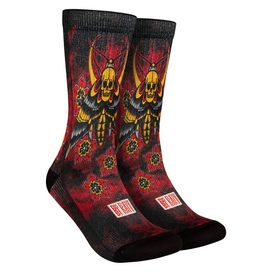 Calcetines negros con un diseño intrigante que presenta una polilla de la muerte en tonos oscuros y escalofriantes, aportando un toque misterioso y alternativo a tu estilo. Diseño del artista Rayo Tattoo.