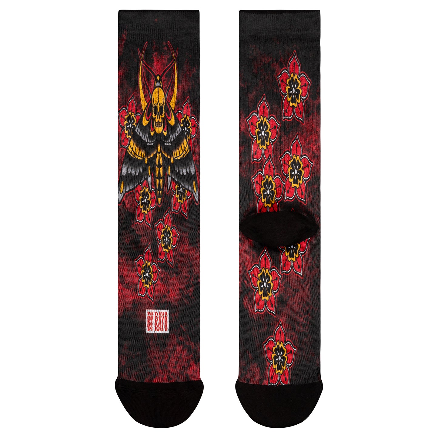 Parte delantera y trasera de los calcetines negros con un diseño intrigante que presenta una polilla de la muerte en tonos oscuros y escalofriantes, aportando un toque misterioso y alternativo a tu estilo. Diseño del artista Rayo Tattoo.