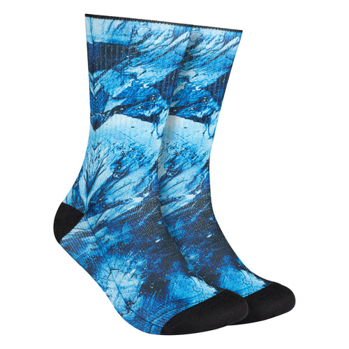 Calcetines azules con diseño de icebergs, ideales para un estilo fresco y original.