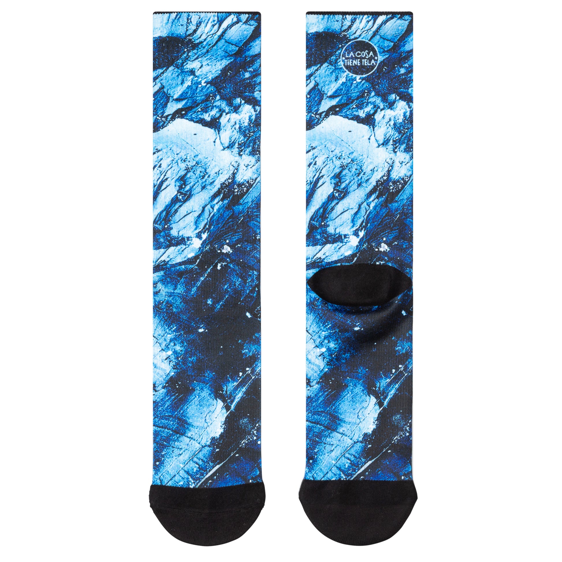 Parte delantera y trasera de los calcetines azules con diseño de icebergs, ideales para un estilo fresco y original.