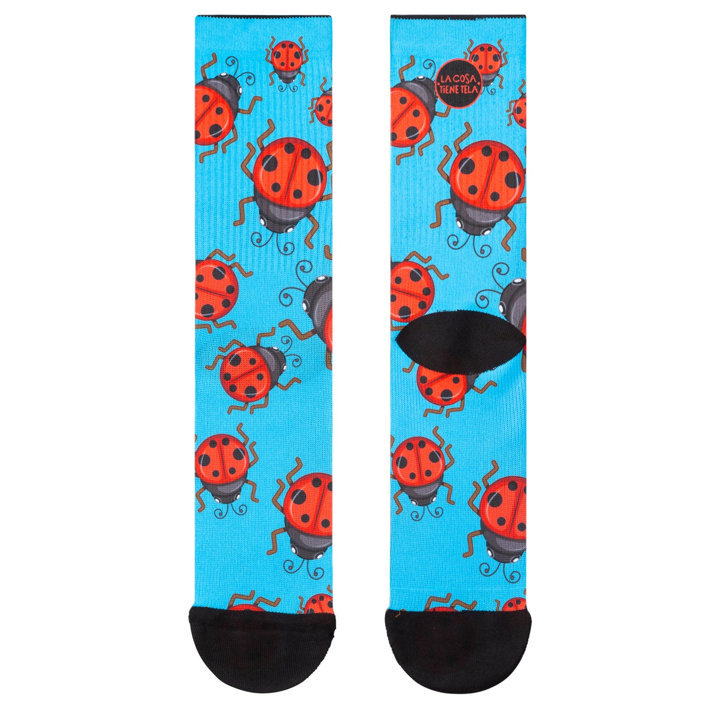 Parte delantera y trasera de los calcetines azules con estampado de mariquitas rojas, ideales para añadir un toque natural y colorido a tu atuendo.