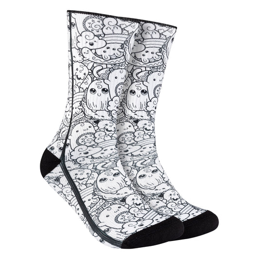 Calcetines blancos con diseño de galletas animadas alegres, perfectos para los amantes de los dulces.