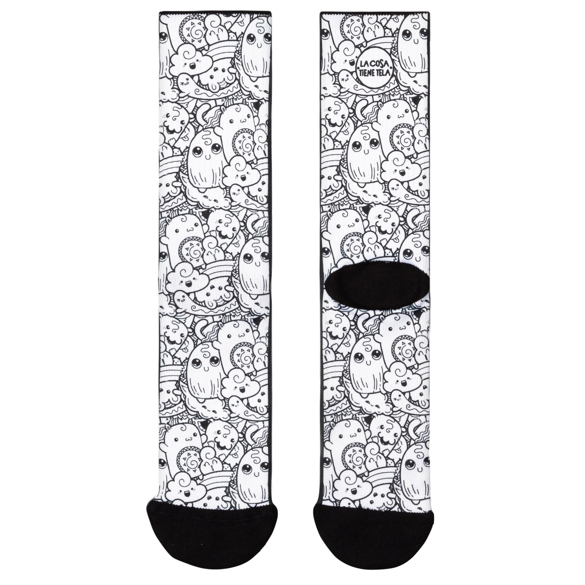 Parte delantera y trasera de los calcetines blancos con diseño de galletas animadas alegres, perfectos para los amantes de los dulces.