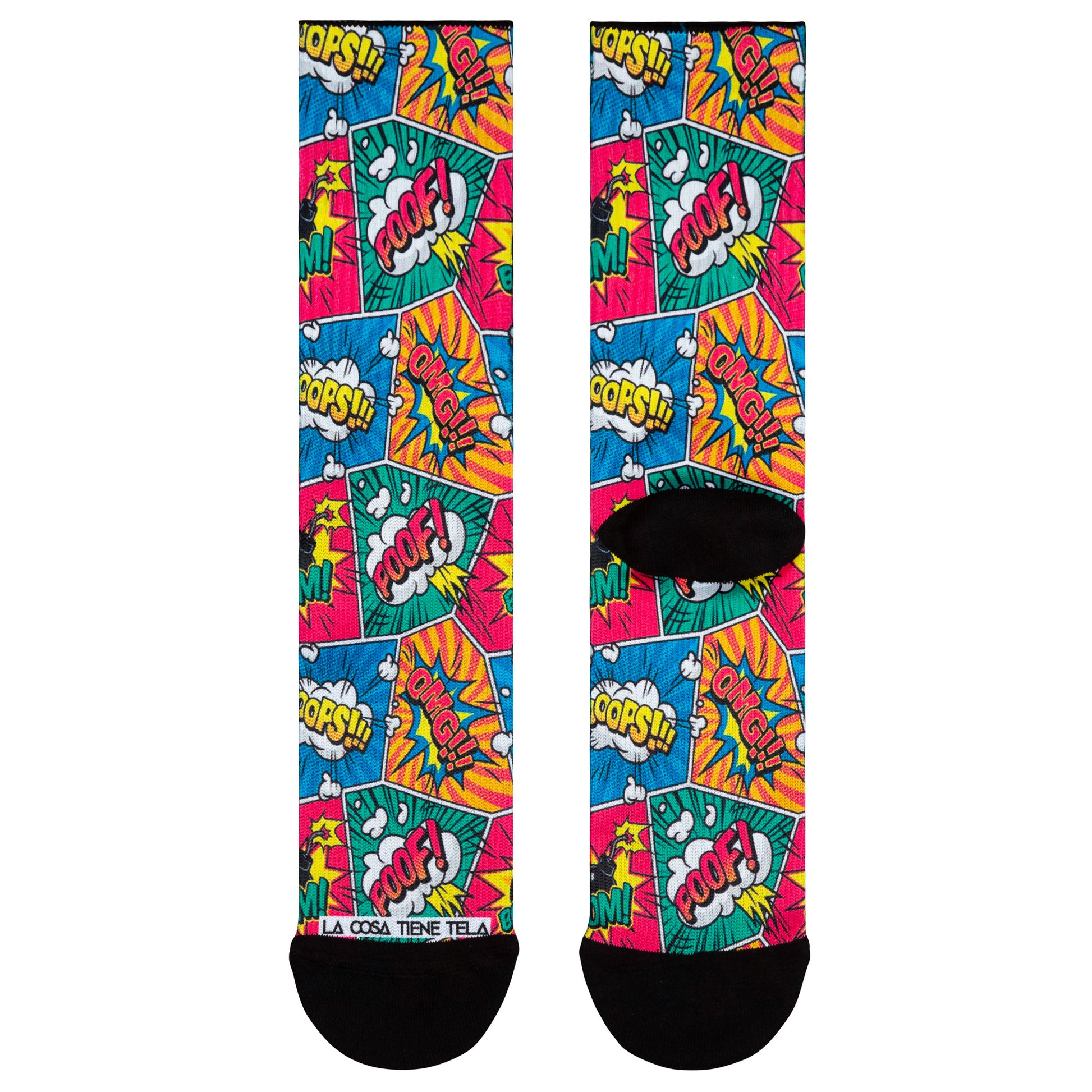 Parte delantera y trasera de los calcetines con estampados de onomatopeyas de cómics como "¡Boom!" y "¡Poof!", aportando un toque dinámico y divertido.