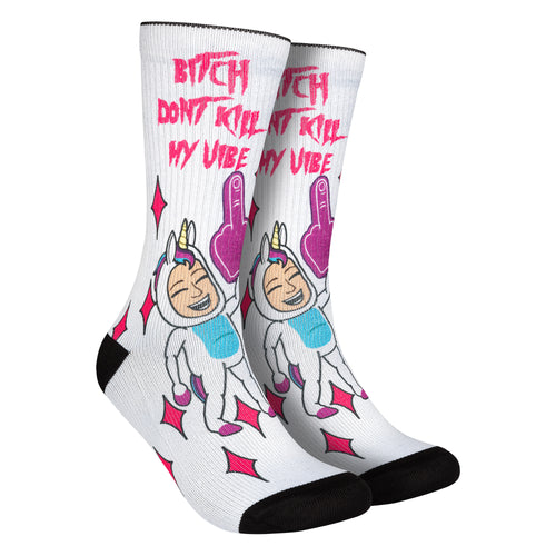 Calcetines con estampado de unicornios y la frase "bitch don't kill my vibes" , ideales para un estilo mágico, divertido y representado de fuerza. Diseñado por el tatuador Rayo Tattoo para La Cosa Tiene Tela.