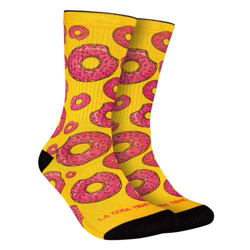 Calcetines amarillos con estampado de donuts coloridos, ideales para los amantes de los dulces y la moda divertida.