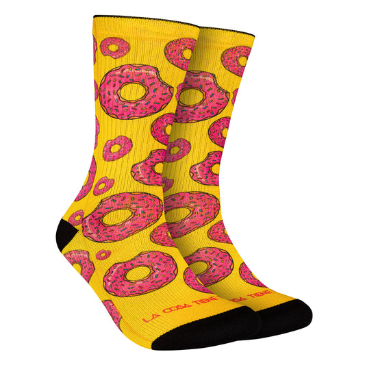 Calcetines amarillos con estampado de donuts coloridos, ideales para los amantes de los dulces y la moda divertida.