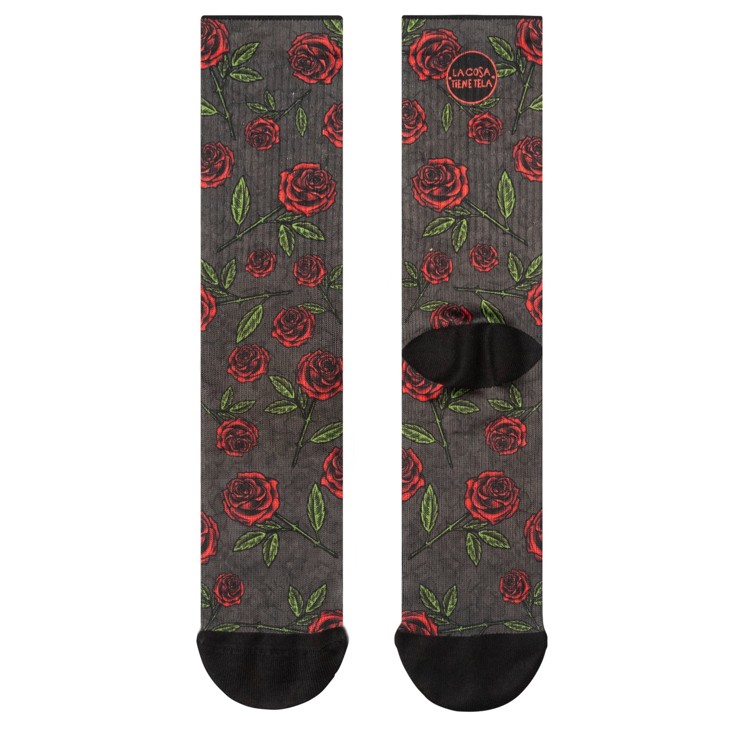 Parte delantera y trasera de los calcetines negros con estampado de rosas rojas, aportando un toque romántico y elegante a tu atuendo.