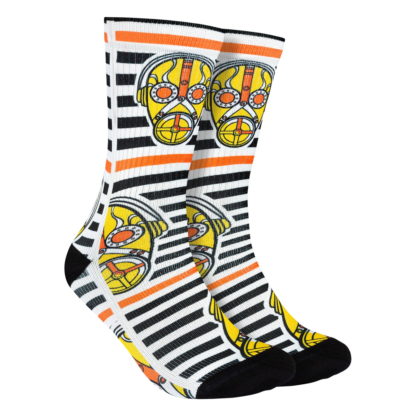Calcetines blancos con líneas negras y naranjas con un diseño de estampados de máscara de gas amarillas con toques naranjas y blancos, aportando un toque edgy y alternativo a tu vestimenta.