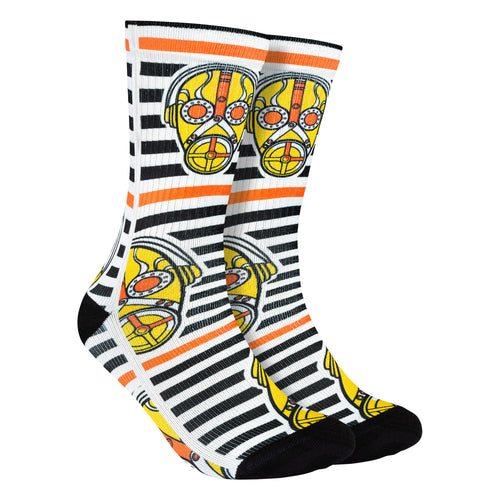 Calcetines blancos con líneas negras y naranjas con un diseño de estampados de máscara de gas amarillas con toques naranjas y blancos, aportando un toque edgy y alternativo a tu vestimenta.