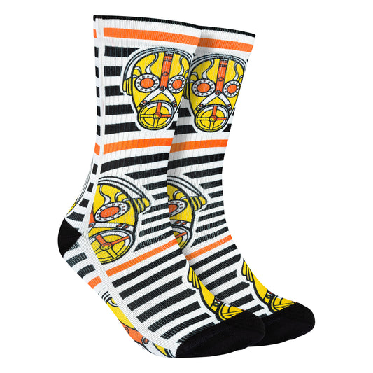 Calcetines blancos con líneas negras y naranjas con un diseño de estampados de máscara de gas amarillas con toques naranjas y blancos, aportando un toque edgy y alternativo a tu vestimenta.