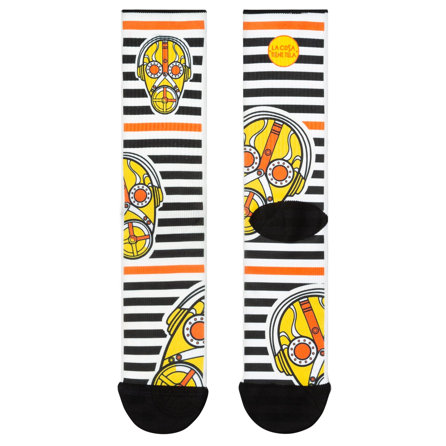 Parte delantera y trasera de los calcetines blancos con líneas negras y naranjas con un diseño de estampados de máscara de gas amarillas con toques naranjas y blancos, aportando un toque edgy y alternativo a tu vestimenta.