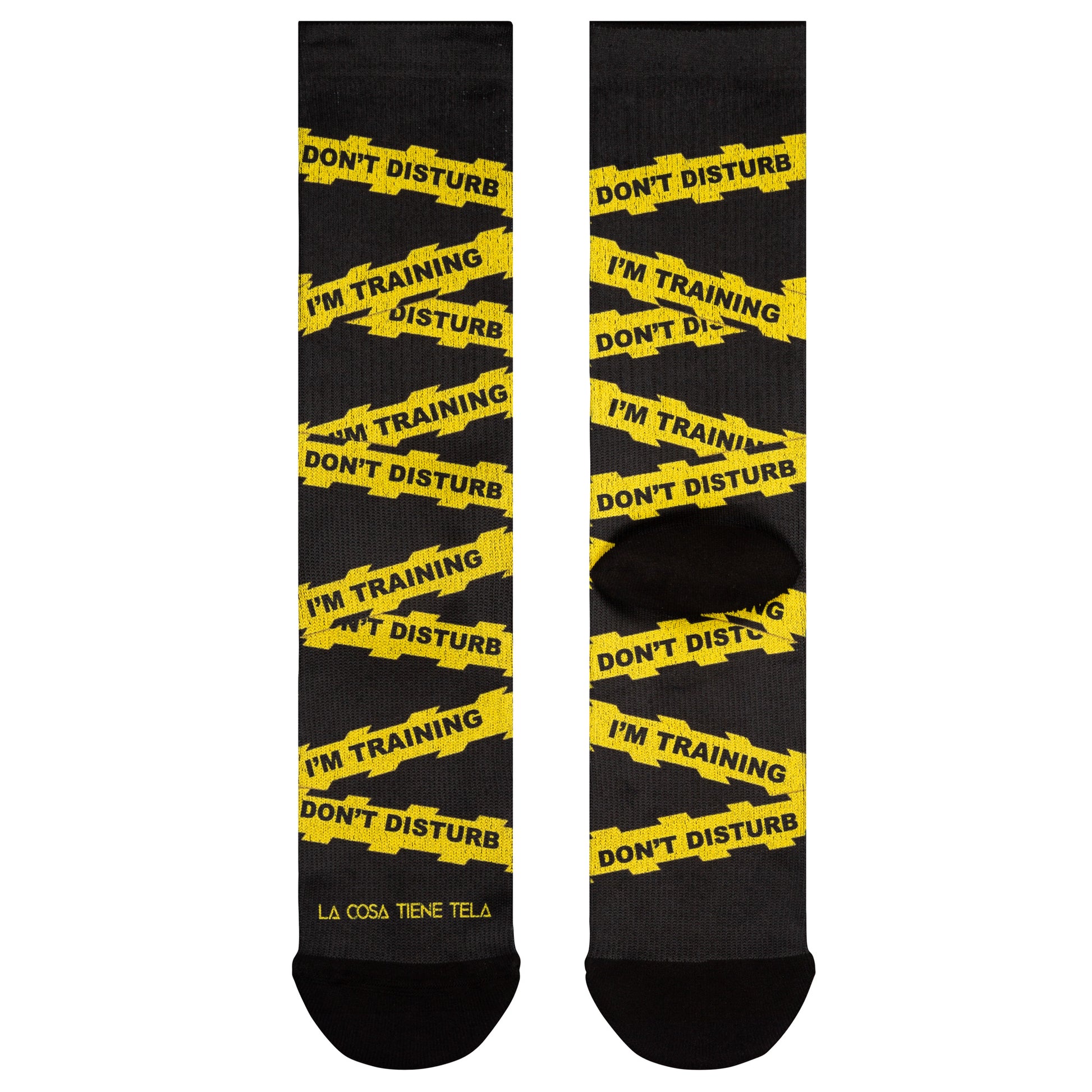 Parte delantera y trasera de los calcetines negros con la frase "Do Not Disturb" en todo el calcetín, perfectos para relajarse con estilo.