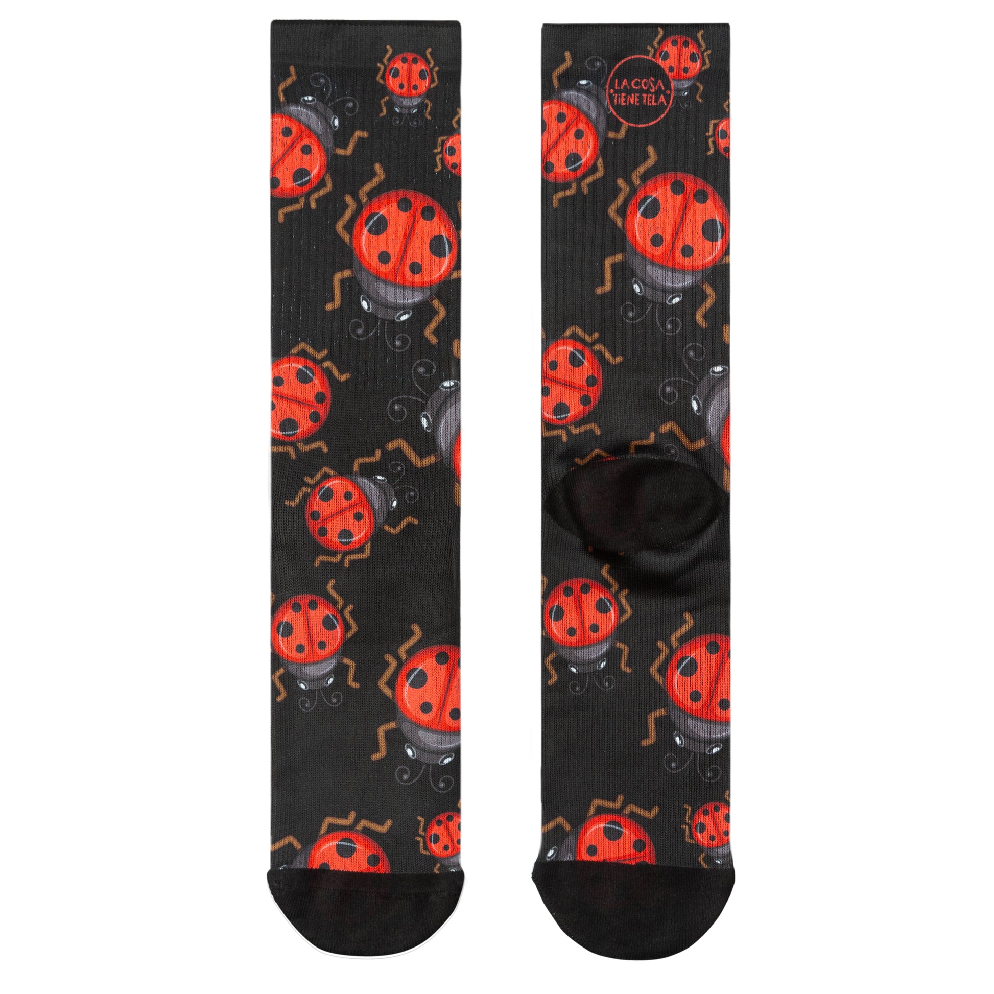 Parte delantera y trasera de los calcetines negros con estampado de mariquitas rojas, aportando un toque delicado y natural a tu estilo.