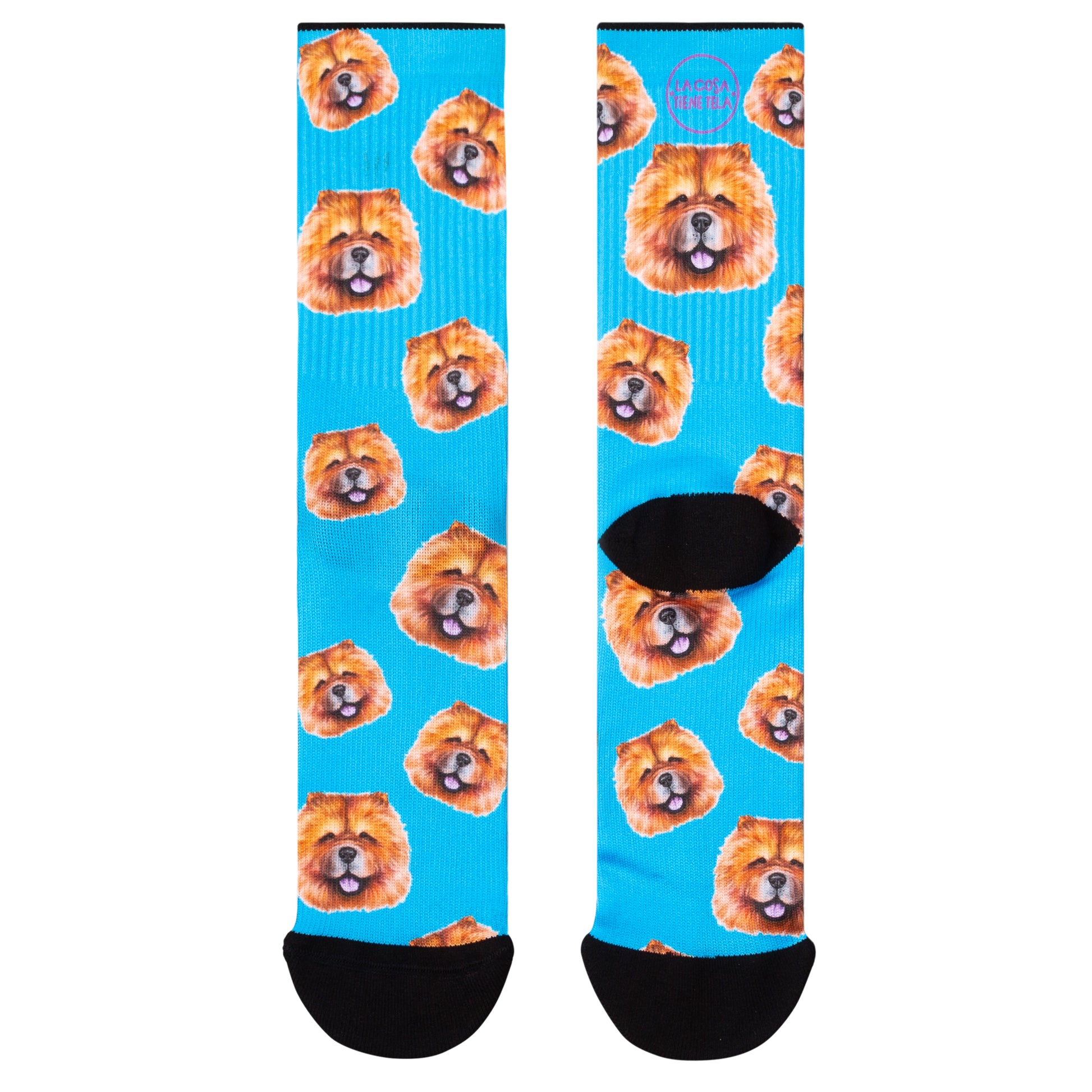 Parte delantera y trasera de los calcetines azules con diseño de estampados de perro chow chow, perfectos para los amantes de esta adorable raza y los perros y los animales.