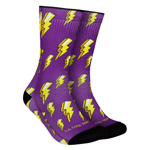 Calcetines morados con diseño de rayos amarillos, ideales para un estilo eléctrico y audaz.