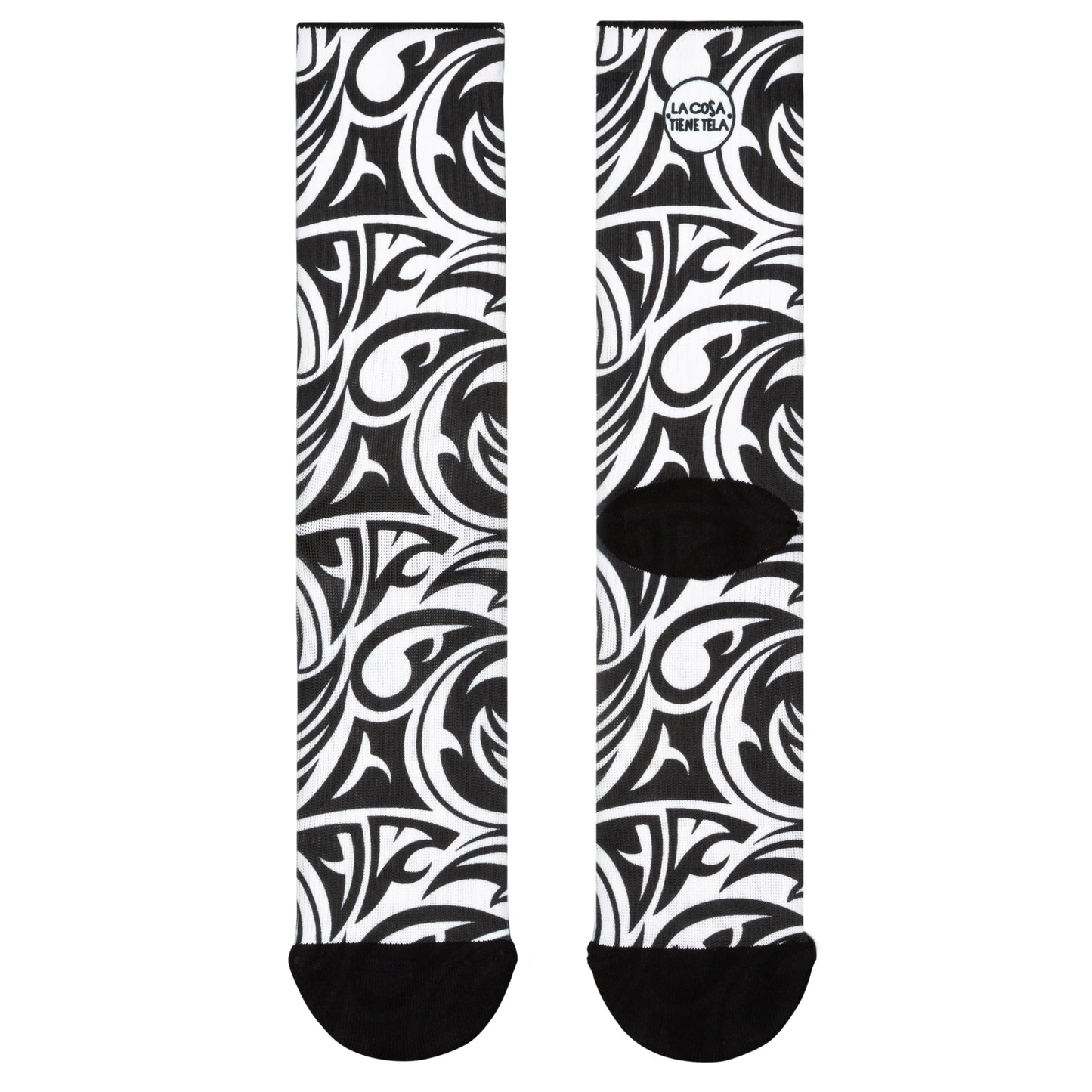 Parte delantera y trasera de los calcetines que presentan diversos diseños de tatuajes en colores oscuros, perfectos para añadir un toque rebelde y artístico a tu atuendo.