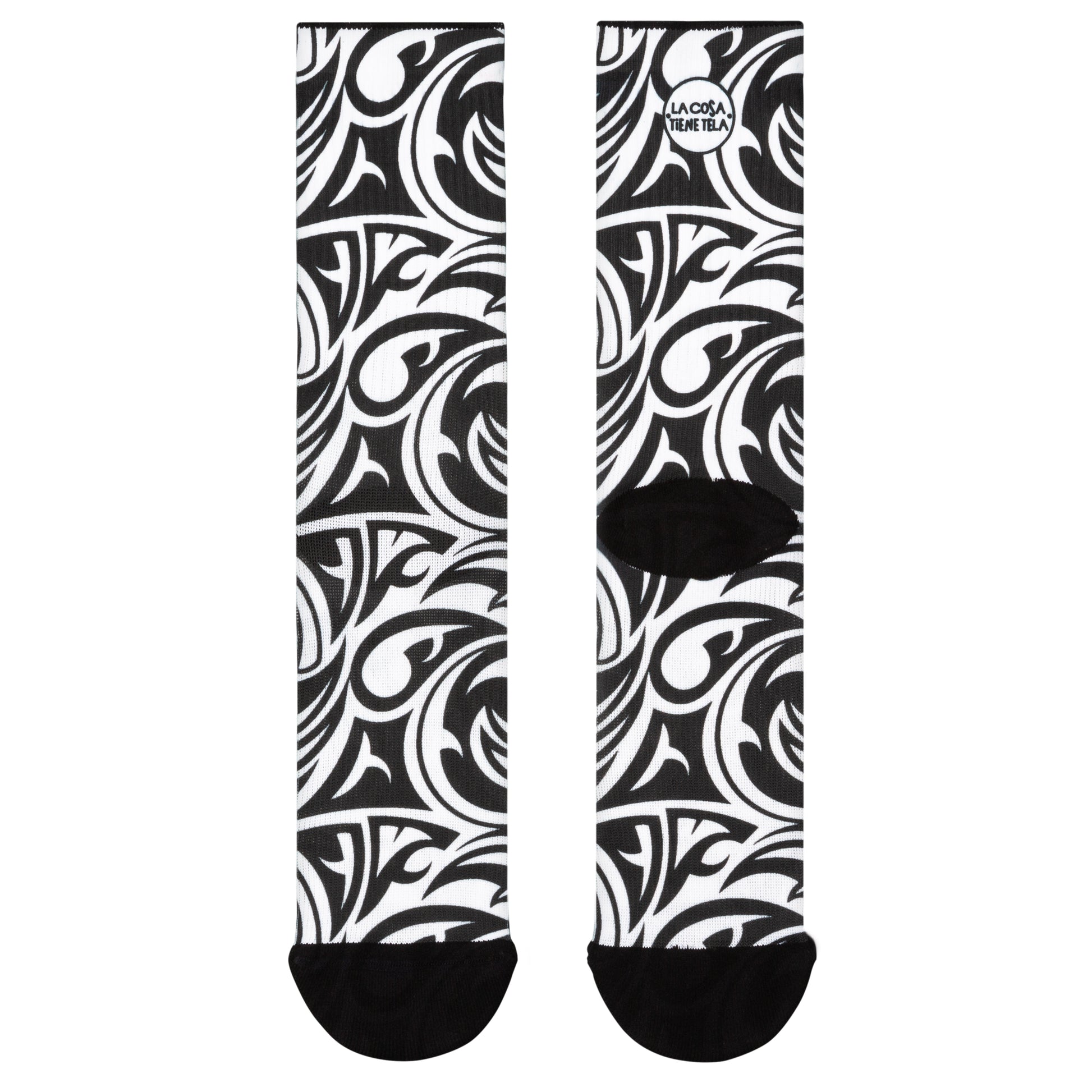 Parte delantera y trasera de los calcetines que presentan diversos diseños de tatuajes en colores oscuros, perfectos para añadir un toque rebelde y artístico a tu atuendo.