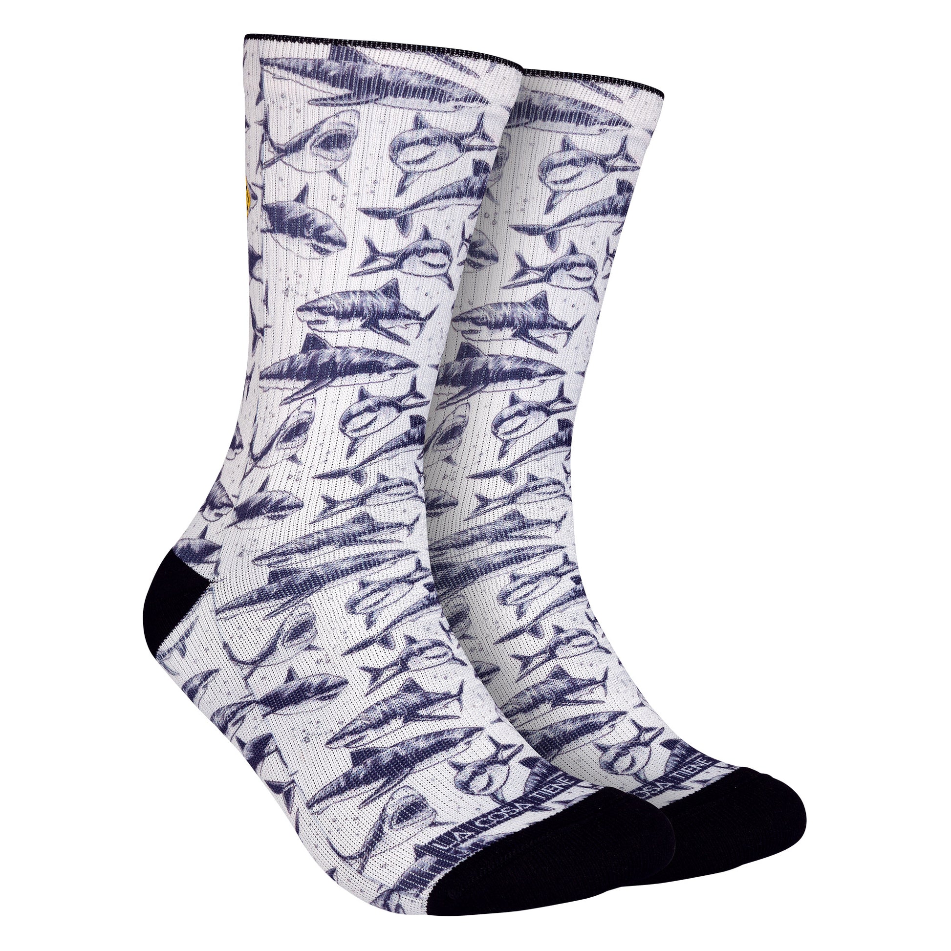Calcetines blancos con estampados de tiburón en tonos grises/negros, ideales para los amantes de la vida marina y aquellos que buscan un toque audaz en su vestimenta.