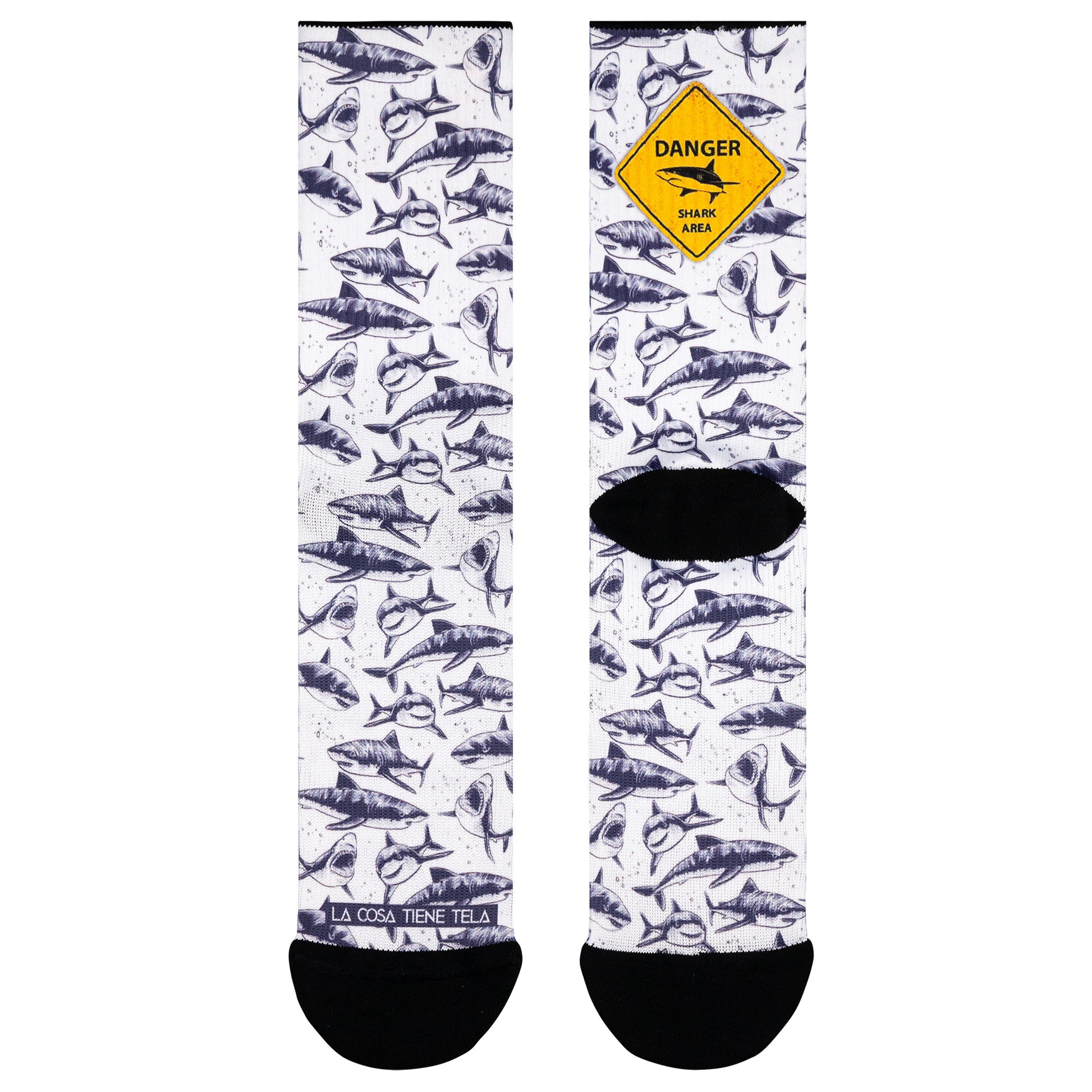 Parte delantera y trasera de los calcetines blancos con estampados de tiburón en tonos grises/negros, ideales para los amantes de la vida marina y aquellos que buscan un toque audaz en su vestimenta.
