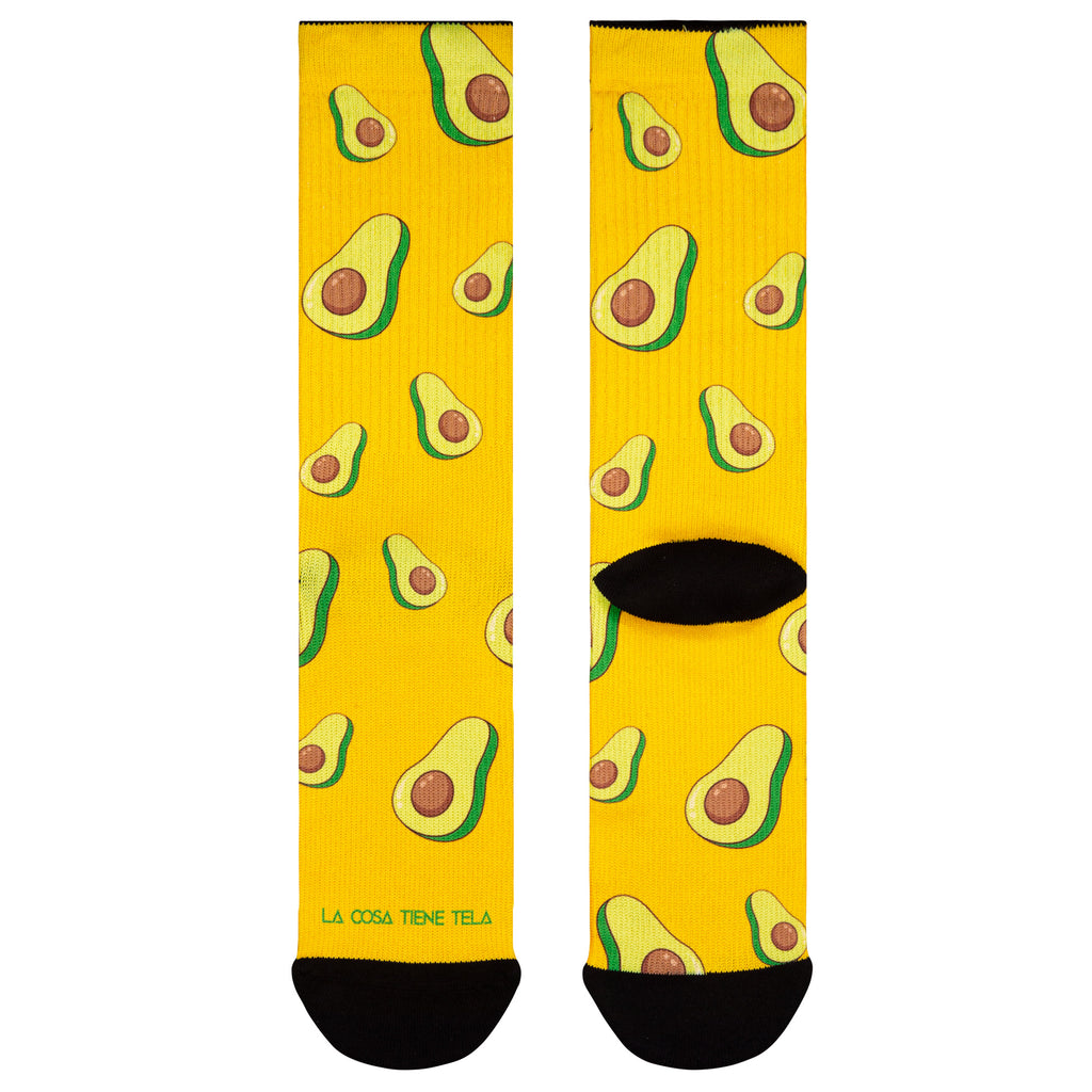 Parte delantera y trasera de los calcetines amarillos con estampado de aguacates, aportando un toque vibrante y original a tu look.