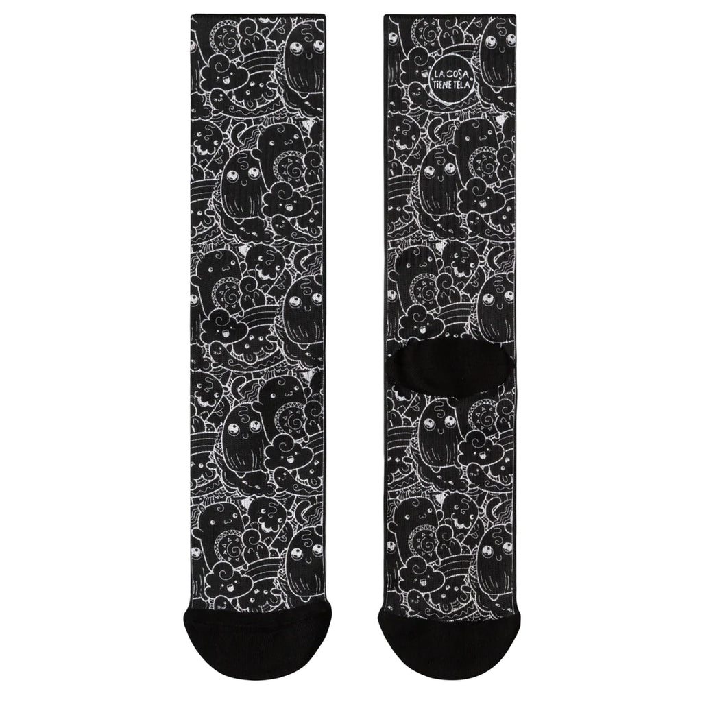 Parte delantera y trasera de los calcetines negros con diseño de galletas animadas alegres, perfectos para los amantes de los dulces.