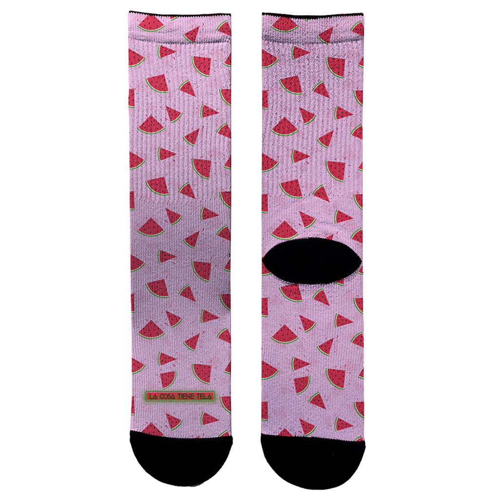 Parte delantera y trasera de los calcetines rosas con estampado de rodajas de sandía, ideales para un look fresco y veraniego.