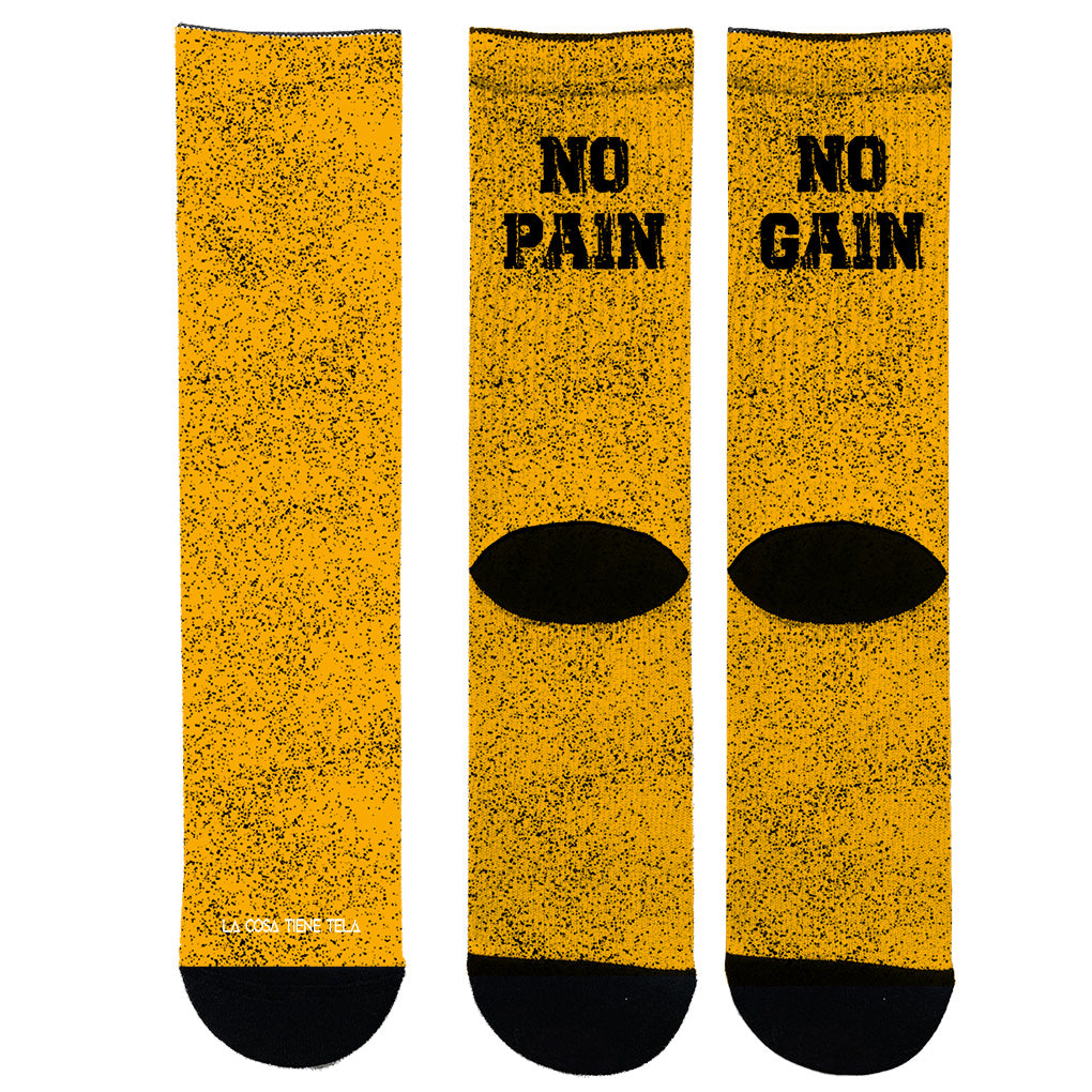 Parte delantera y trasera de los calcetines amarillos con la frase "No Pain No Gain" en letras negras, recordando la importancia del esfuerzo y la dedicación en cada sesión de entrenamiento.