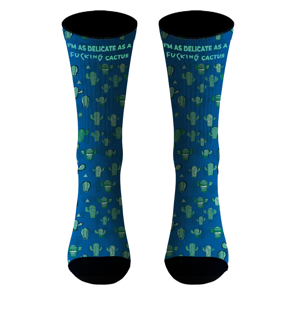 Parte delantera de los calcetines azules con diseño de cactus verdes, ideales para un estilo desenfadado y natural.