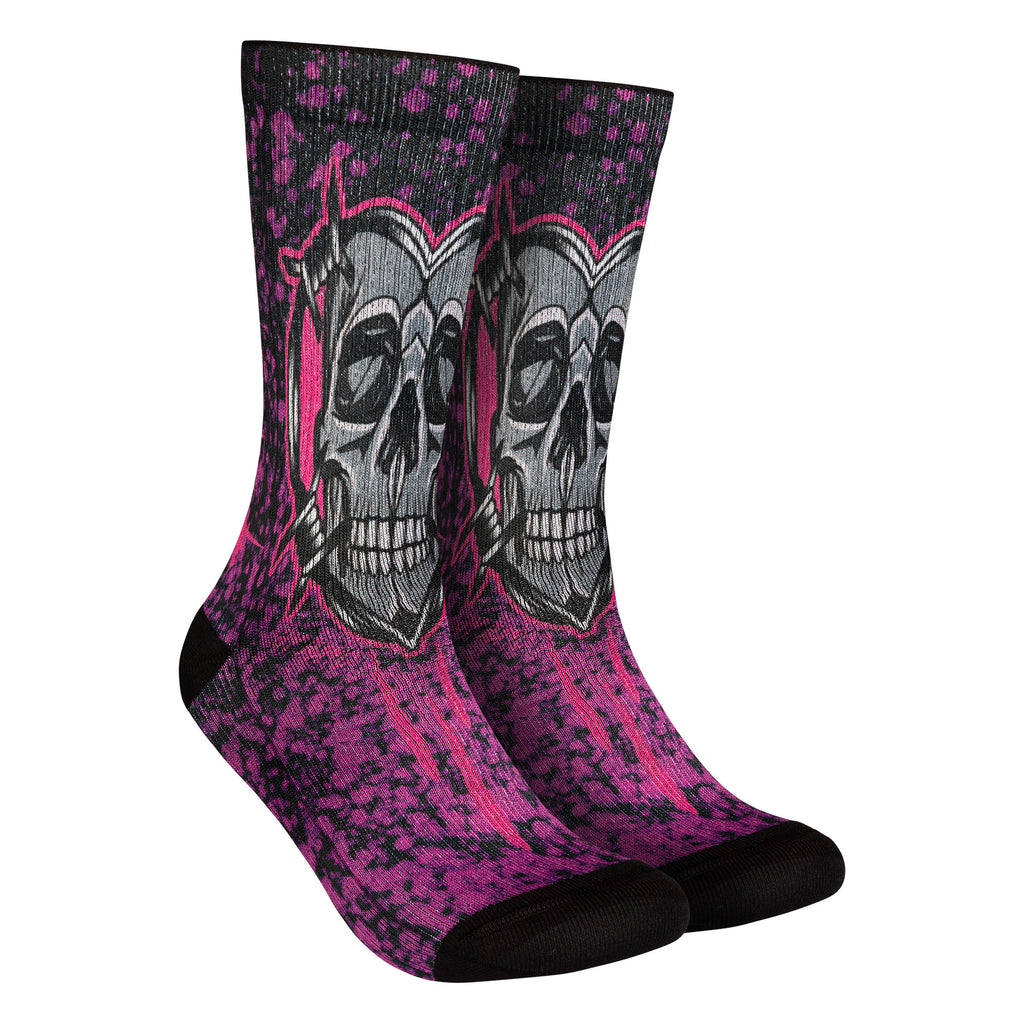 Calcetines rosas diseñados por Rayo Tattoo que representan el concepto de amor eterno, con ilustraciones de calaberas y simbólicas en una combinación de colores oscuros, perfectos para quienes buscan un estilo con significado profundo.
