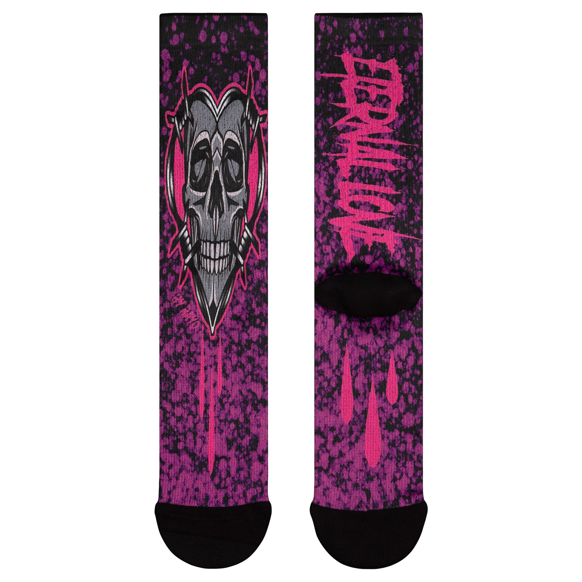 Parte delantera y trasera de los calcetines rosas diseñados por Rayo Tattoo que representan el concepto de amor eterno, con ilustraciones de calaberas y simbólicas en una combinación de colores oscuros, perfectos para quienes buscan un estilo con significado profundo.