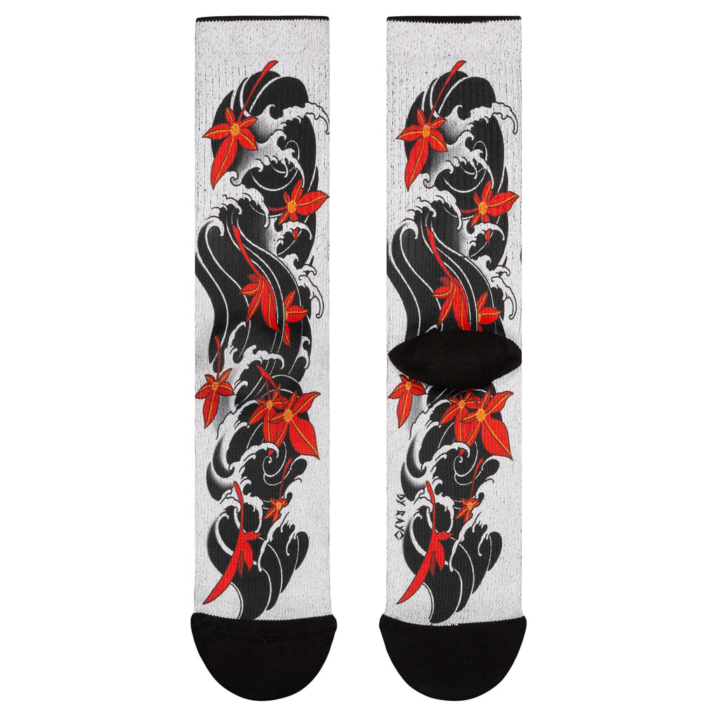 Parte delantera y trasera de los calcetines blancos con un diseño exclusivo de Rayo Tattoo que combina patrones de flores y ondas en colores oscuros y misteriosos, ideales para un look artístico y único.