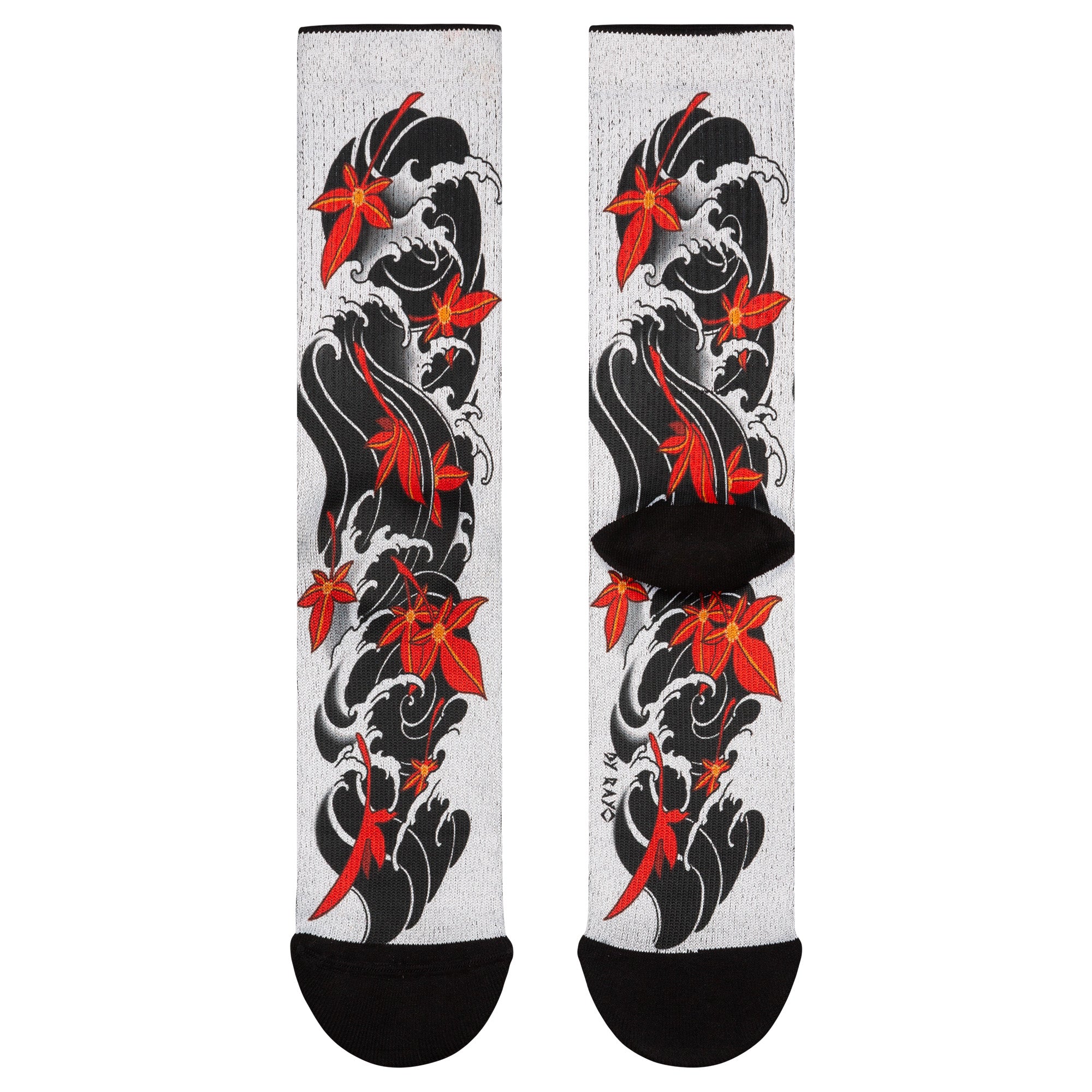 Parte delantera y trasera de los calcetines blancos con un diseño exclusivo de Rayo Tattoo que combina patrones de flores y ondas en colores oscuros y misteriosos, ideales para un look artístico y único.