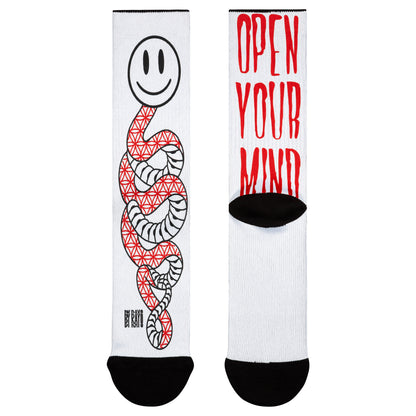 Parte delantera y trasera de los calcetines con ilustración de Rayo Tattoo que invita a abrir la mente, ideales para un look creativo y original.