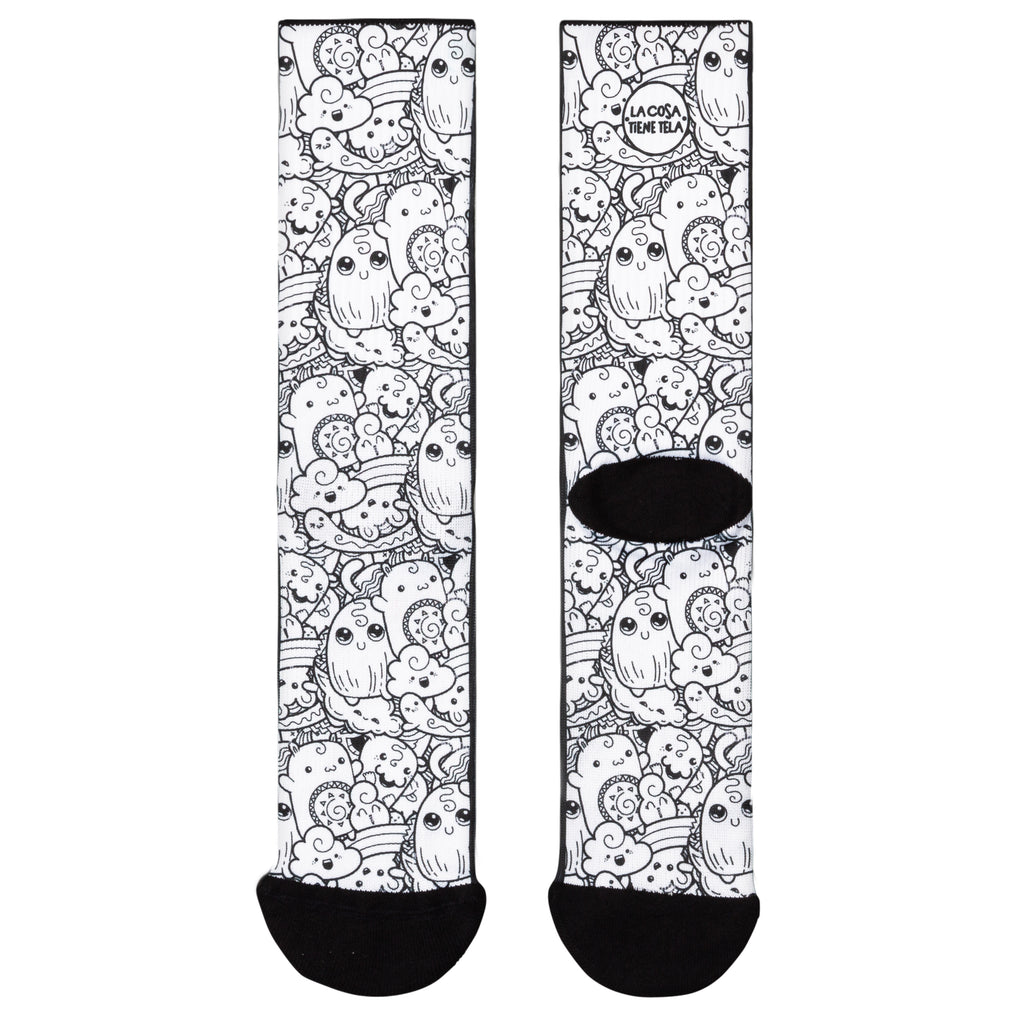 Parte delantera y trasera de los calcetines blancos con diseño de galletas animadas alegres, perfectos para los amantes de los dulces.