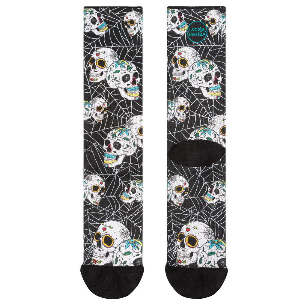 Parte delantera y trasera de los calcetines calaveras de La Cosa Tiene Tela.