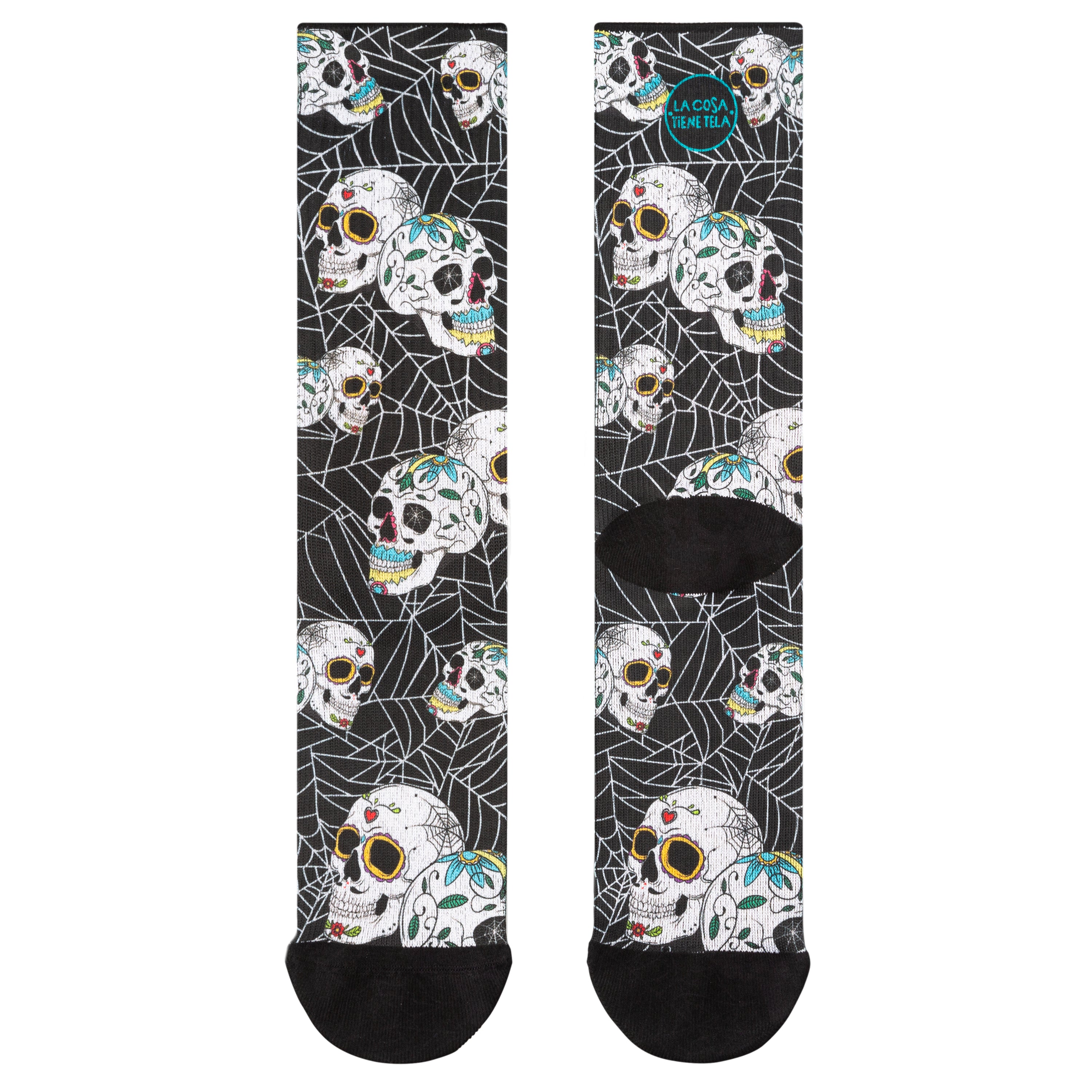 Parte delantera y trasera de los calcetines calaveras de La Cosa Tiene Tela.