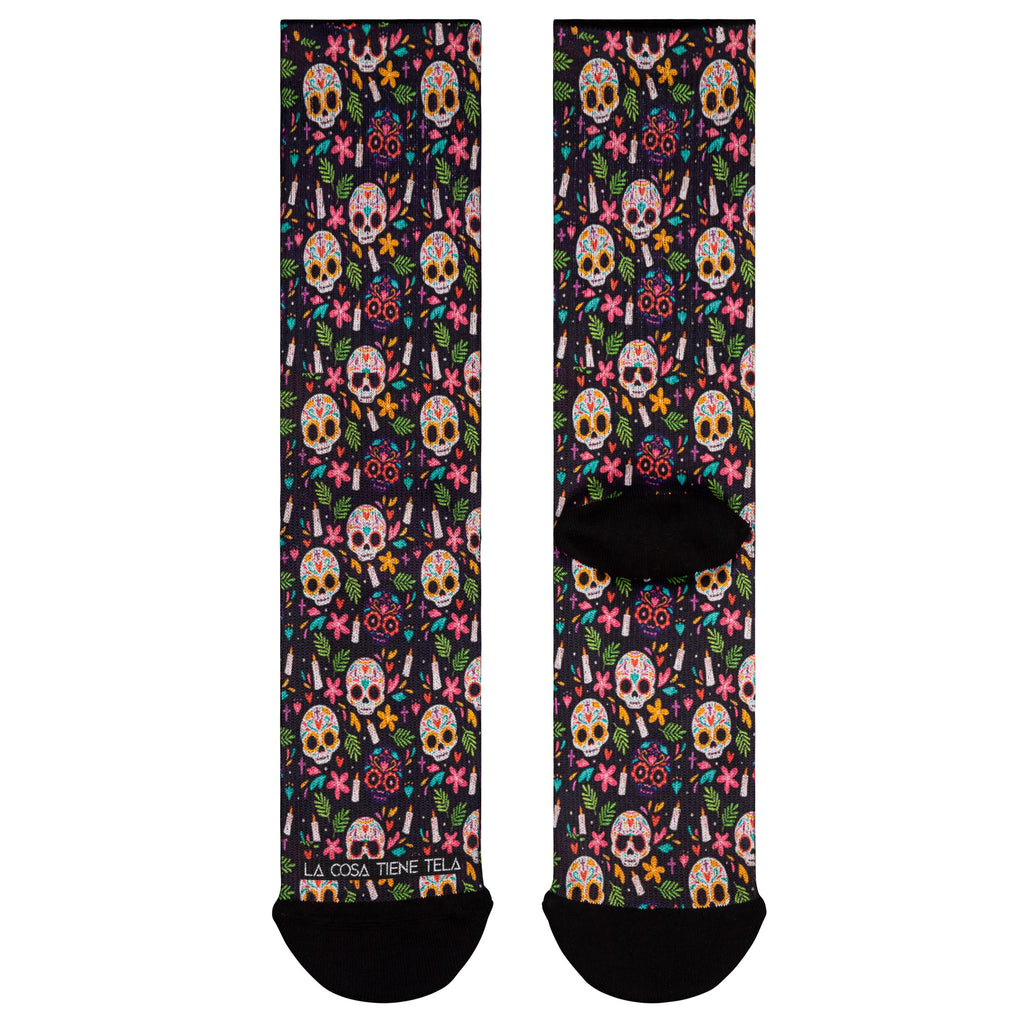 Parte delantera y trasera calcetines coloridos inspirados en las tradicionales calaveras mexicanas, perfectos para añadir un toque festivo a tu atuendo.