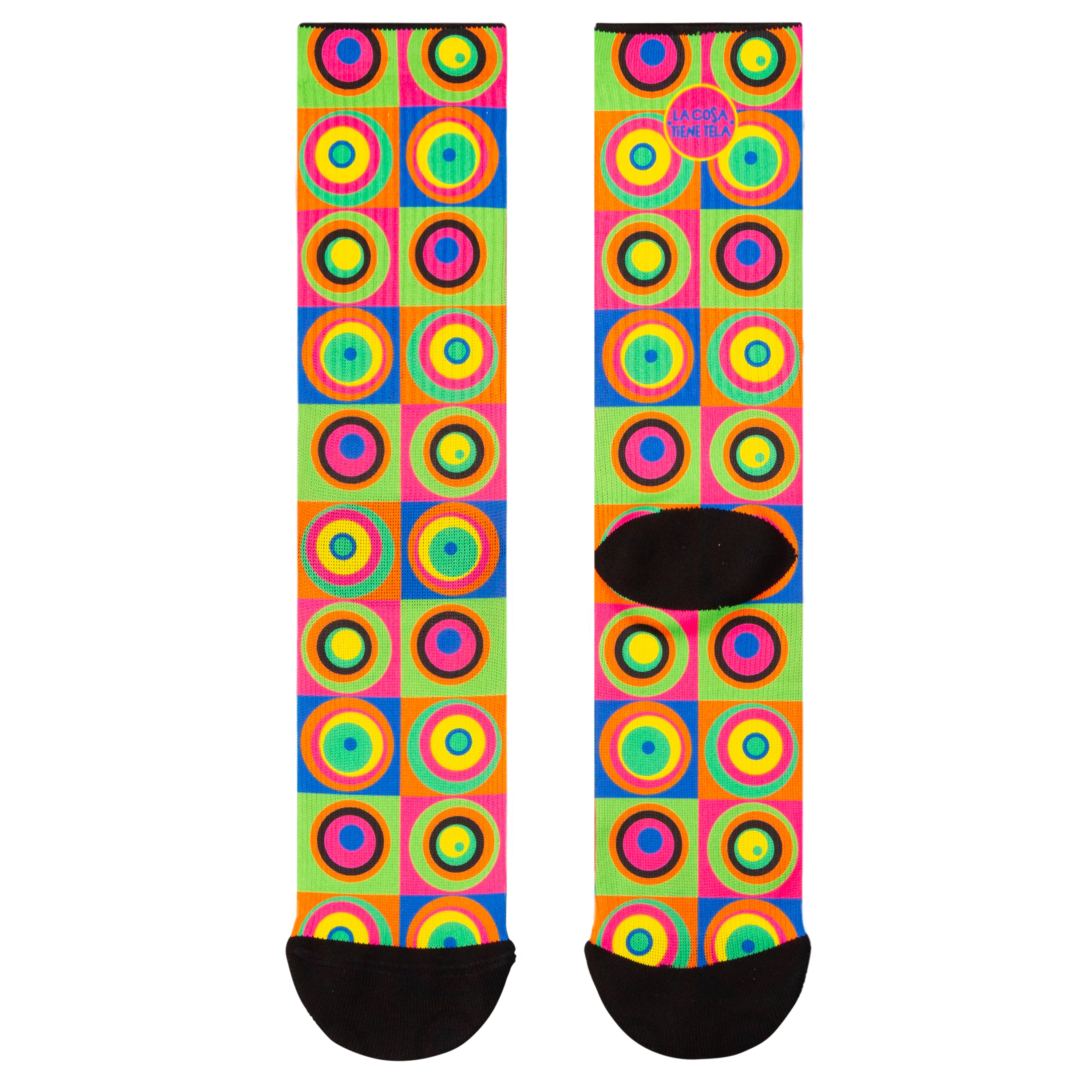 Parte delantera y trasera de los calcetines con patrones de círculos multicolores, perfectos para añadir un toque artístico a tu look.