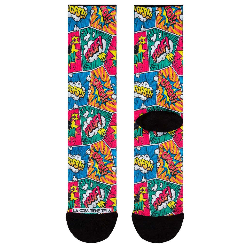Parte delantera y trasera de los calcetines con estampados de onomatopeyas de cómics como "¡Boom!" y "¡Poof!", aportando un toque dinámico y divertido.