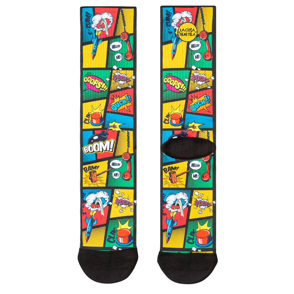 Parte delantera y trasera de los calcetines con estampado de cómics en colores vivos, perfectos para los amantes de las historietas.